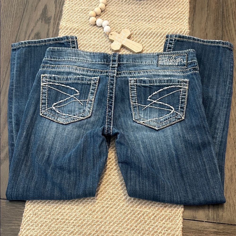 SILVER Women's Blue Capri JEANS Size 27 Straight Leg Santorini Style